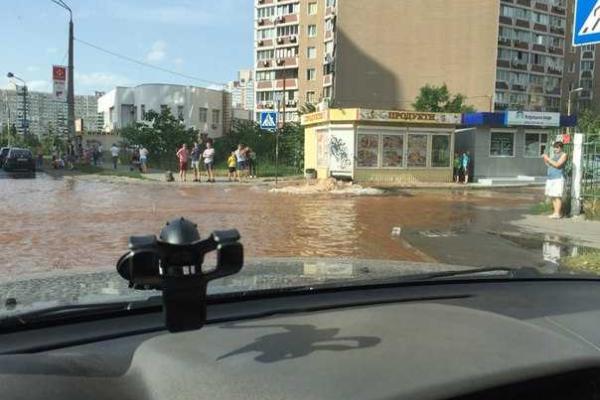 В Киеве посреди улицы забил ржавый "гейзер" В Киеве посреди улицы забил ржавый "гейзер"