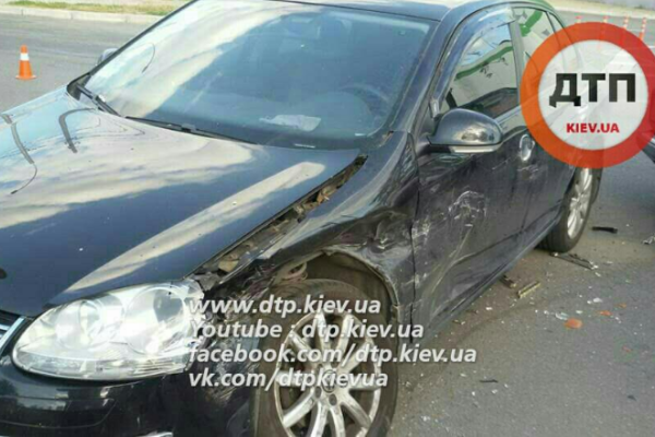 В Киеве Фольксваген не пропустил ВАЗ и разбился, есть пострадавшие В Киеве Фольксваген не пропустил ВАЗ и разбился, есть пострадавшие
