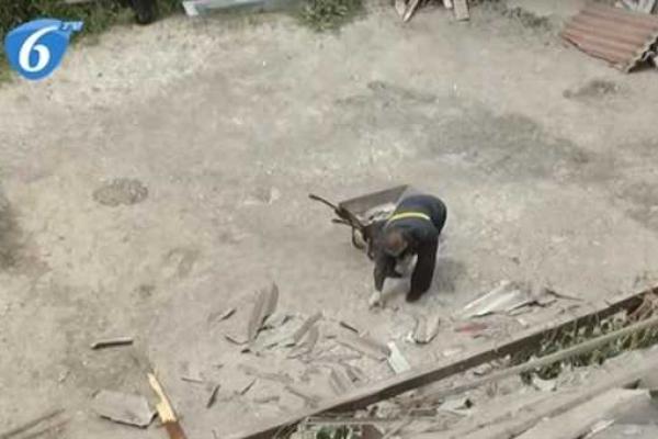 В Горловке снаряд прямым попаданием угодил в бордель В Горловке снаряд прямым попаданием угодил в бордель