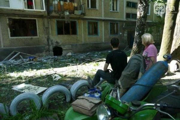 В Донецке в результате обстрела повреждены три многоэтажных дома В Донецке в результате обстрела повреждены три многоэтажных дома