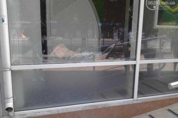 В Мариуполе ночью хулиганы атаковали "Сбербанк России" В Мариуполе ночью хулиганы атаковали "Сбербанк России"