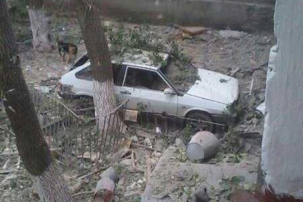 В соцсетях появились фото последствий вчерашнего обстрела Донецка В соцсетях появились фото последствий вчерашнего обстрела Донецка