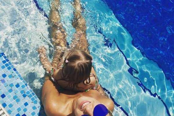 Интернет взорвало «обнаженное» фото Навки в бассейне