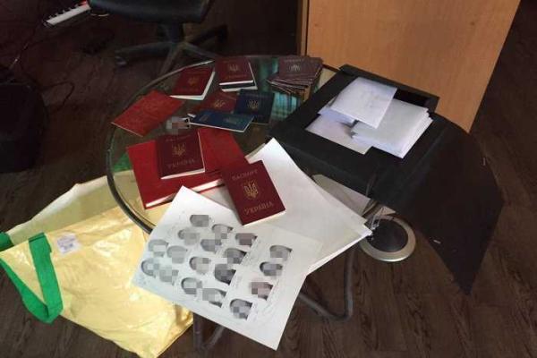 В Киеве СБУ поймала преступную группу, которая изготавливала фальшивые документы для выезда за границу В Киеве СБУ поймала преступную группу, которая изготавливала фальшивые документы для выезда за границу
