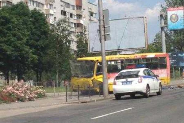 В Донецке маршрутка попала в ДТП: пострадавших увезла скорая В Донецке маршрутка попала в ДТП: пострадавших увезла скорая