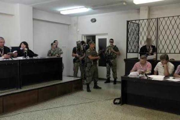 Подозреваемым, сломавшим клетку в зале суда в Мариуполе, продлили арест на 60 суток