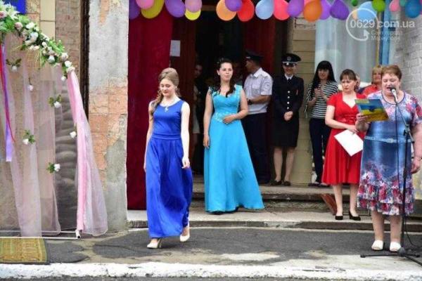 В прифронтовом Гранитном выпускной проходил после обстрелов