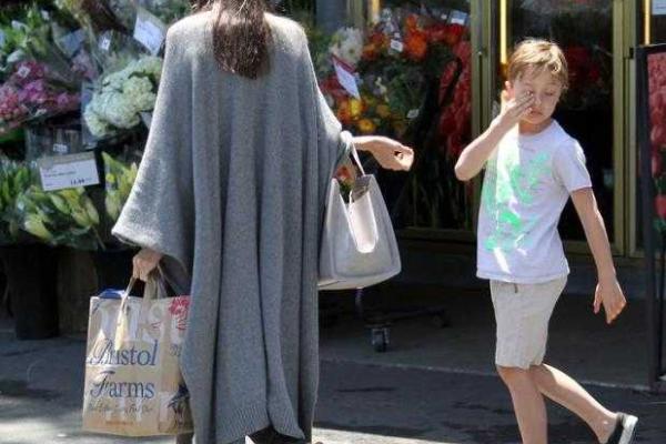 Анджелина Джоли надевает в жару шерстяные балахоны, чтобы скрыть худобу