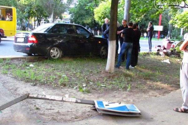 "Расстрелять на месте за такое надо!" - в Мариуполе водитель сбил на тротуаре женщин с колясками