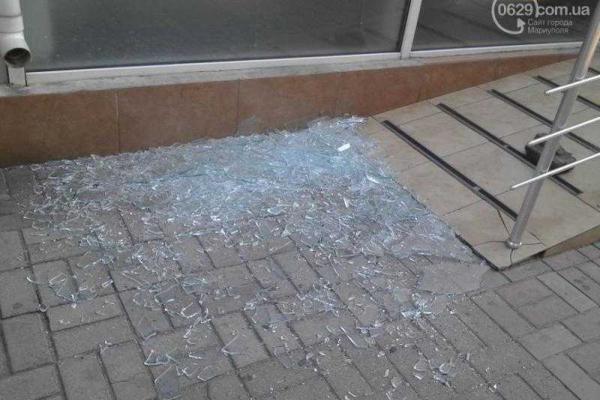 В Мариуполе ночью хулиганы атаковали "Сбербанк России" В Мариуполе ночью хулиганы атаковали "Сбербанк России"