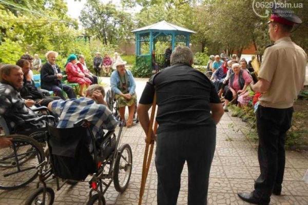 Мариупольские пожарные учились эвакуировать жильцов дома ветеранов Мариупольские пожарные учились эвакуировать жильцов дома ветеранов