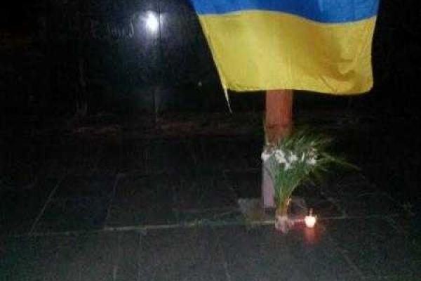 В Мариуполе представители полка "Азов" пытались снести крест на площади Свободы