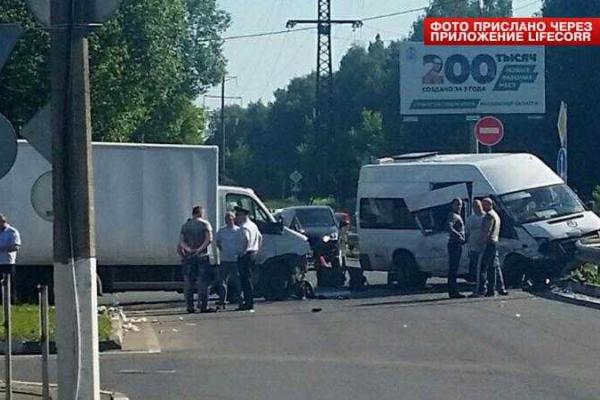 Страшное ДТП в России: грузовик влетел в полную людей маршрутку Страшное ДТП в России: грузовик влетел в полную людей маршрутку