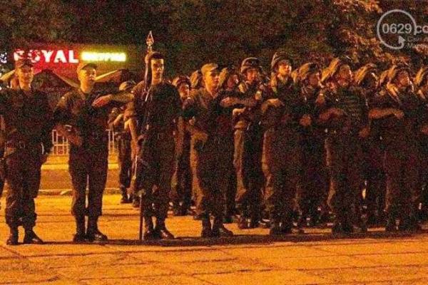В Мариуполе ночью военные готовились ко встрече с Ляшко и Аваковым