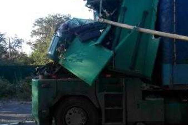 Страшное ДТП в Макеевке: фура врезалась в газопровод, погиб водитель Страшное ДТП в Макеевке: фура врезалась в газопровод, погиб водитель