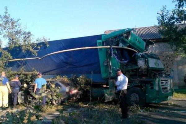 Страшное ДТП в Макеевке: фура врезалась в газопровод, погиб водитель Страшное ДТП в Макеевке: фура врезалась в газопровод, погиб водитель