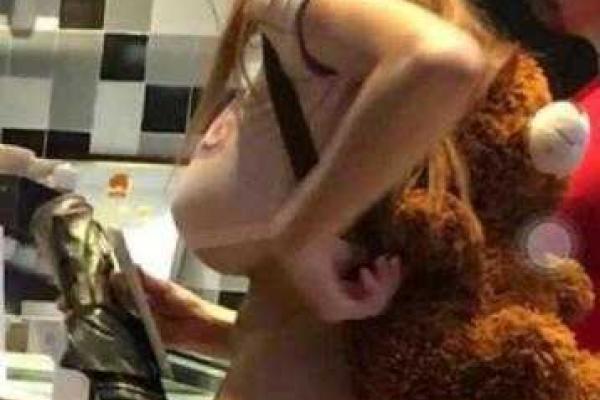 Китаянка решила пообедать в кафе и стала звездой Сети Китаянка решила пообедать в кафе и стала звездой Сети