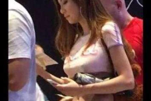 Китаянка решила пообедать в кафе и стала звездой Сети Китаянка решила пообедать в кафе и стала звездой Сети