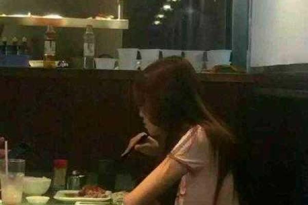 Китаянка решила пообедать в кафе и стала звездой Сети Китаянка решила пообедать в кафе и стала звездой Сети