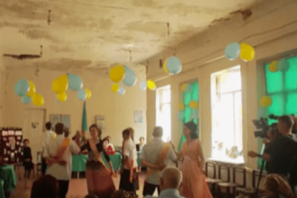 Выпускной вечер в Красногоровке: поврежденные стены, слезы и надежда Выпускной вечер в Красногоровке: поврежденные стены, слезы и надежда