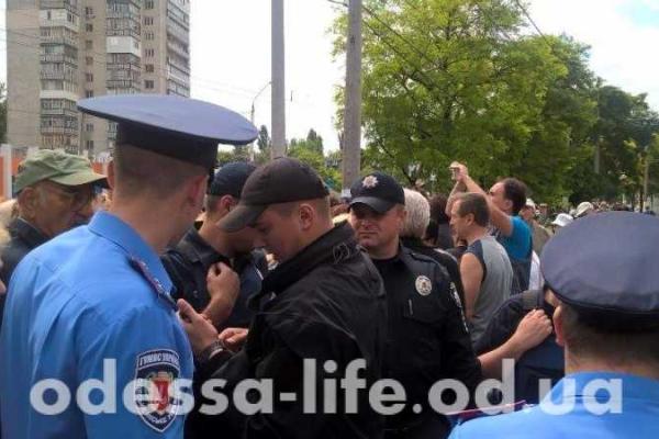 Митинг одесситов против переименования проспекта едва не закончился дракой Митинг одесситов против переименования проспекта едва не закончился дракой