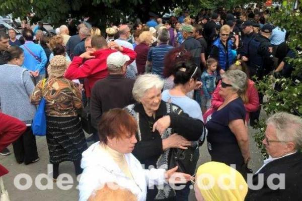Митинг одесситов против переименования проспекта едва не закончился дракой Митинг одесситов против переименования проспекта едва не закончился дракой