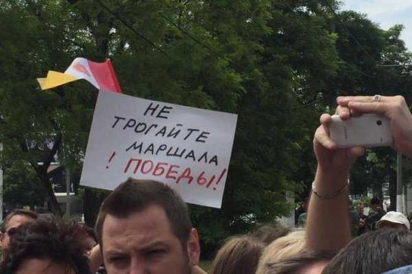 Митинг одесситов против переименования проспекта едва не закончился дракой Митинг одесситов против переименования проспекта едва не закончился дракой