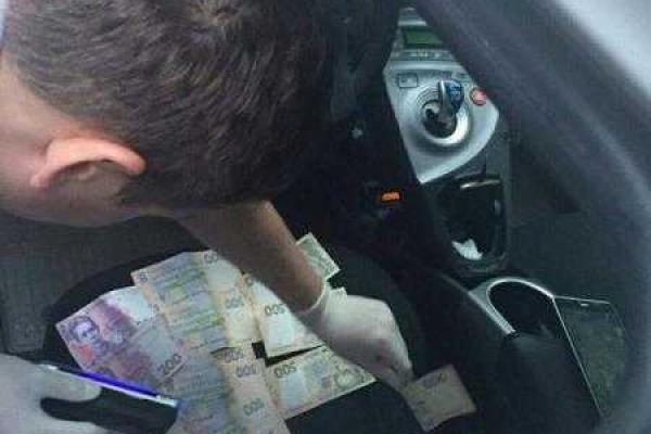 В Одессе патрульные-взяточники пытались сбежать на служебном "Приусе" В Одессе патрульные-взяточники пытались сбежать на служебном "Приусе"