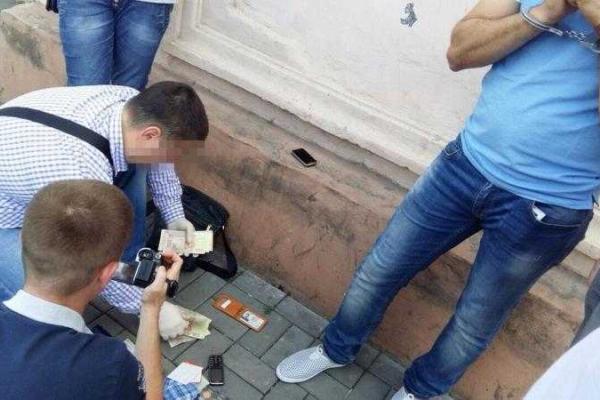В Запорожье СБУ задержала полицейского на "крышевании" воров В Запорожье СБУ задержала полицейского на "крышевании" воров
