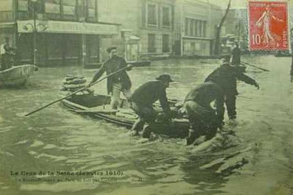 В Париже река Сена вышла из берегов В Париже река Сена вышла из берегов
