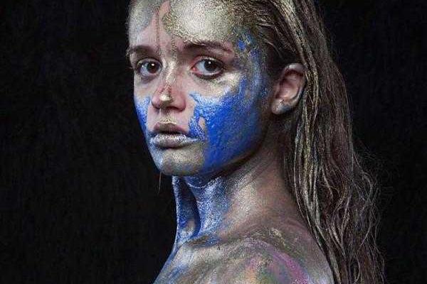 17-летняя дочь певицы Славы шокировала фанатов "голыми" снимками