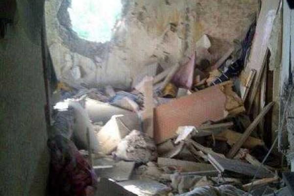 В Красногоровке снаряд попал в 5-этажку: разрушены квартиры, ранена женщина