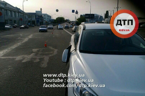 В Киеве авто сбило пешехода-нарушителя В Киеве авто сбило пешехода-нарушителя