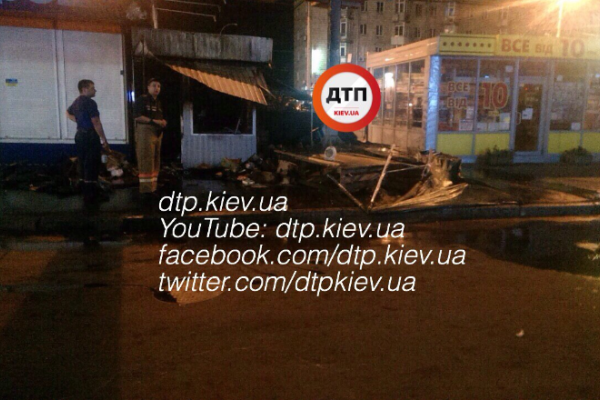 В Киеве продуктовый киоск сгорел за считанные минуты