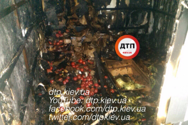 В Киеве продуктовый киоск сгорел за считанные минуты