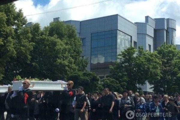 В Василькове несколько сотен человек пришли на похороны девочек, сбитых пьяным водителем