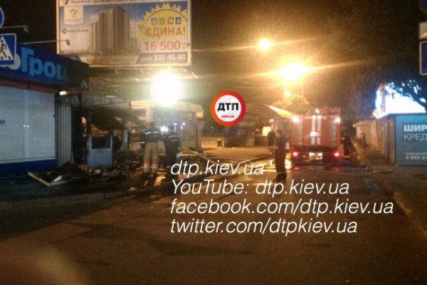 В Киеве продуктовый киоск сгорел за считанные минуты