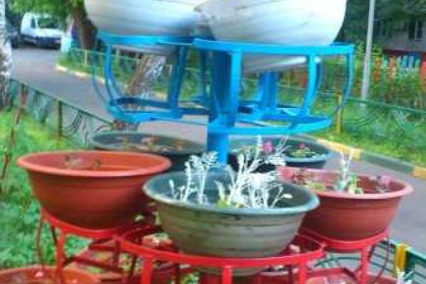 Улицы Москвы теперь украшают цветы в гробах Улицы Москвы теперь украшают цветы в гробах