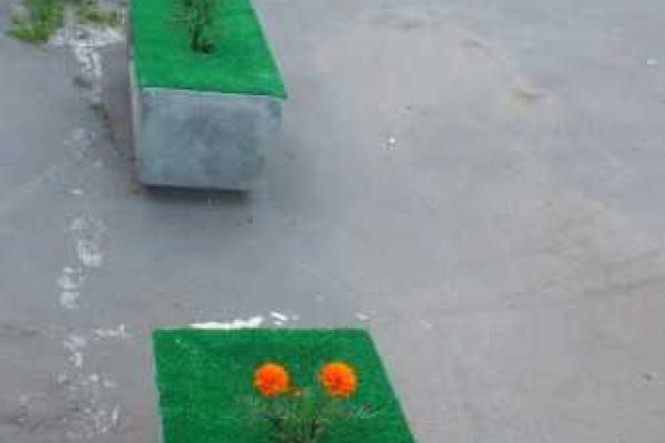 Улицы Москвы теперь украшают цветы в гробах Улицы Москвы теперь украшают цветы в гробах