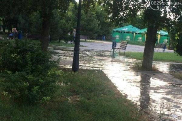 Центр Мариуполя затопило: вода бежала рекой всю ночь Центр Мариуполя затопило: вода бежала рекой всю ночь