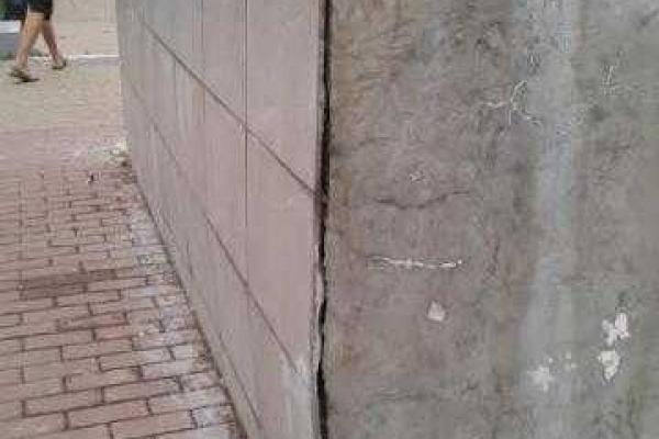 В Мариуполе отвалившаяся от памятного обелиска плитка чуть не травмировала детей В Мариуполе отвалившаяся от памятного обелиска плитка чуть не травмировала детей