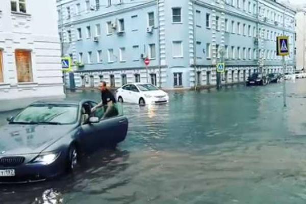 Москва ушла под воду из-за сильнейших ливней Москва ушла под воду из-за сильнейших ливней