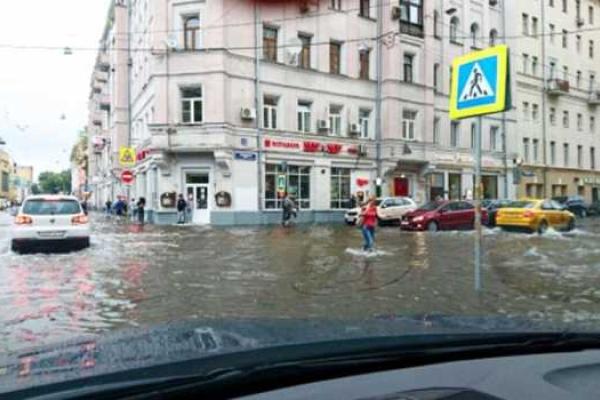 Москва ушла под воду из-за сильнейших ливней Москва ушла под воду из-за сильнейших ливней