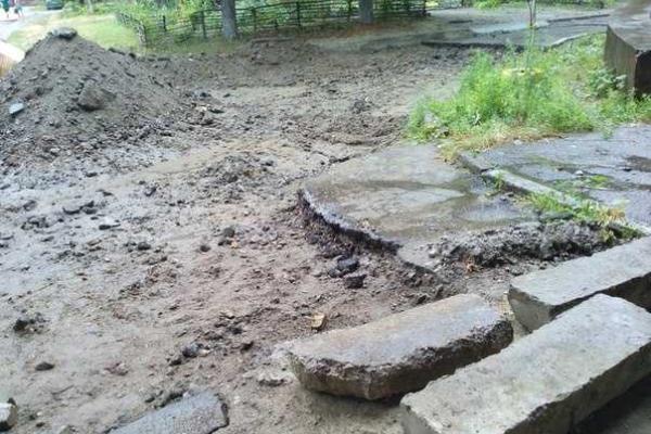 В Запорожье из-за ремонта дорог люди не могут подъехать к многоквартирному дому