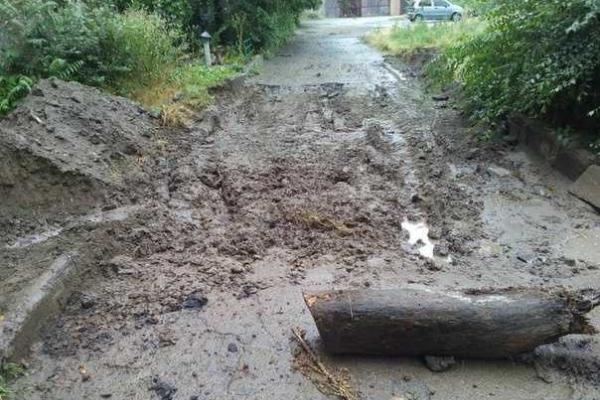 В Запорожье из-за ремонта дорог люди не могут подъехать к многоквартирному дому