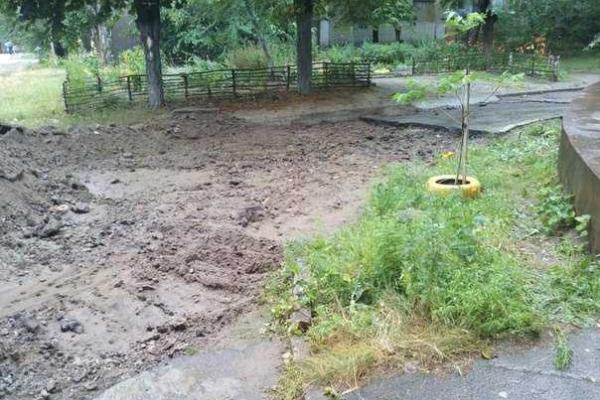В Запорожье из-за ремонта дорог люди не могут подъехать к многоквартирному дому