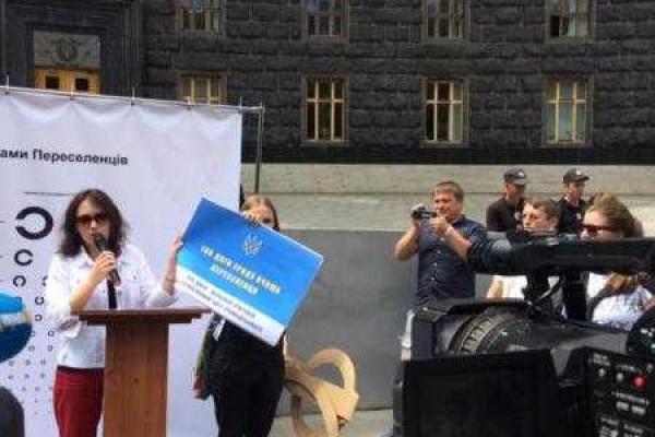 «Гройсман, открой глаза!»: под Кабмином проходит акция переселенцев