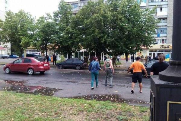 В Лисичанске мужчине, который хотел перекрасить сине-желтый "Танк", нарисовали на спине трезубец В Лисичанске мужчине, который хотел перекрасить сине-желтый "Танк", нарисовали на спине трезубец