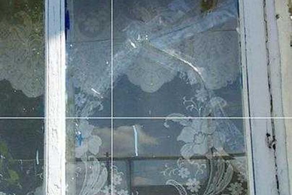 Боевики обстреляли Красногоровку: повреждена школа и жилые дома Боевики обстреляли Красногоровку: повреждена школа и жилые дома