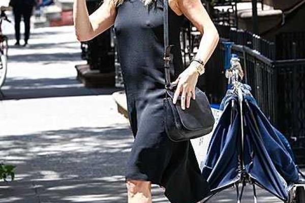 Дженифер Энистон вышла на улицу без нижнего белья Дженифер Энистон вышла на улицу без нижнего белья